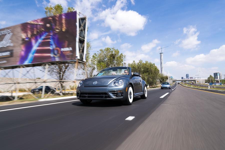  Volkswagen Beetle SEL Final Edition Convertible 2018 года  (NA) (фото 8 из 27)